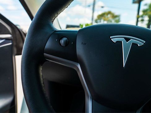 Used 2023 Tesla Model Y AWD image 17