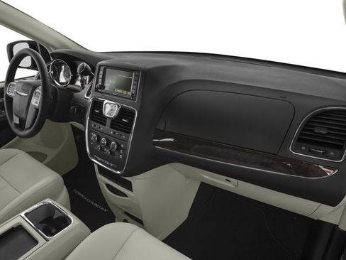 Used 2016 Chrysler Town & Country Touring FWD image 19