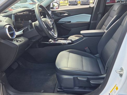 Used 2025 Chevrolet Trax LT w/ LT Convenience Package FWD image 5
