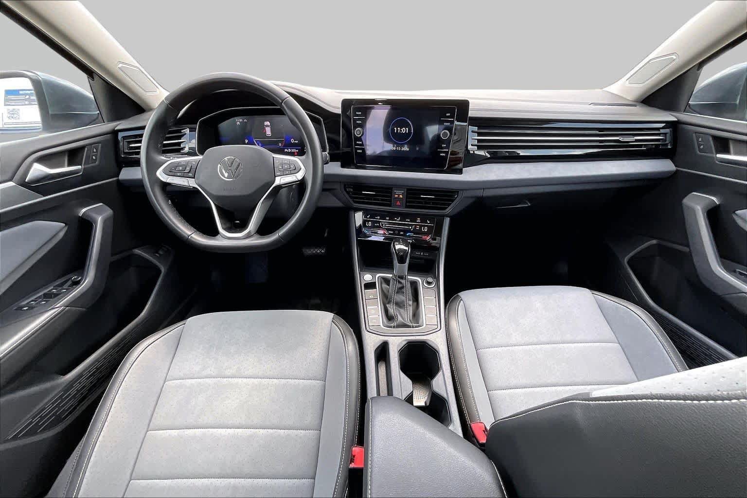 Used 2025 Volkswagen Jetta SE FWD image 16
