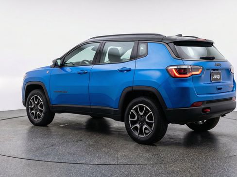 Used 2025 Jeep Compass Trailhawk AWD/4WD image 6
