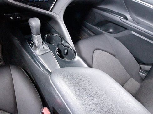 Used 2018 Toyota Camry LE image 10