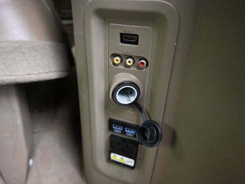 Used 2014 Chrysler Town & Country Touring image 33