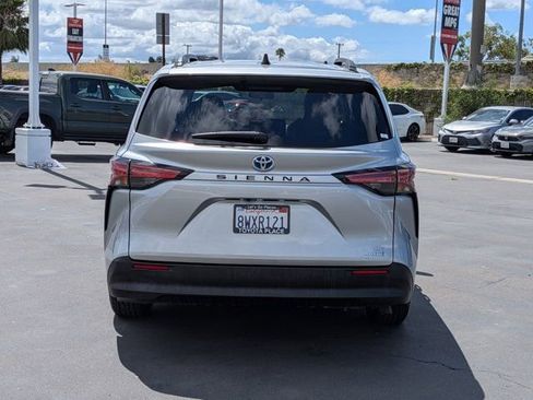 Used 2021 Toyota Sienna LE FWD image 8