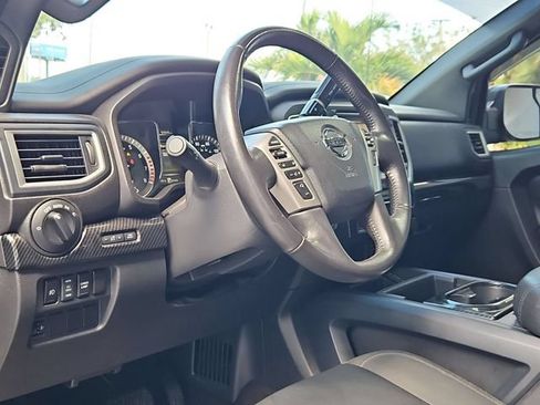 Used 2018 Nissan Titan SV w/ SV Convenience Package RWD image 11