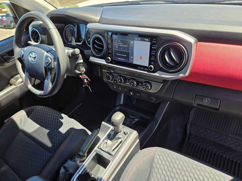 Used 2020 Toyota Tacoma SR5 AWD/4WD image 12