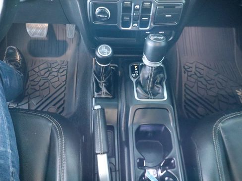 Used 2019 Jeep Wrangler Unlimited Sahara AWD/4WD image 18