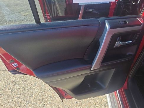 Used 2014 Toyota 4Runner SR5 AWD/4WD image 19