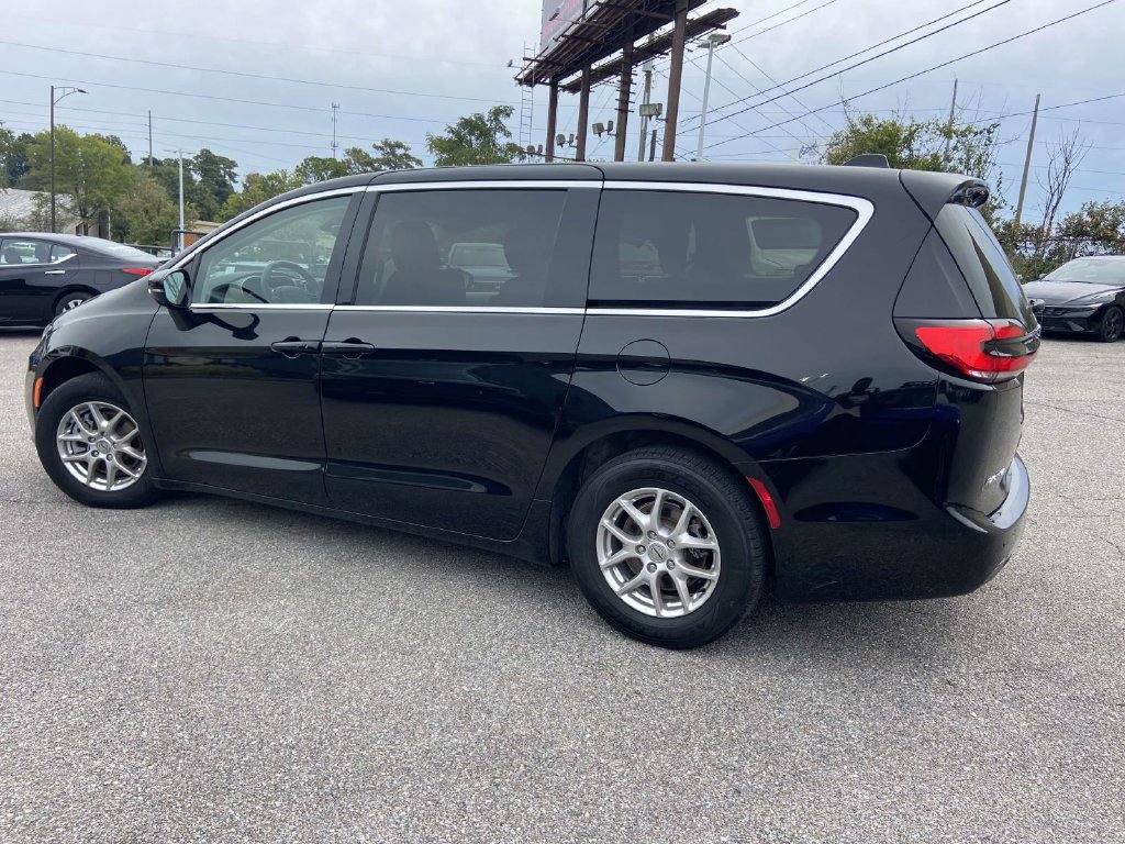 Used 2024 Chrysler Pacifica Touring-L FWD image 6