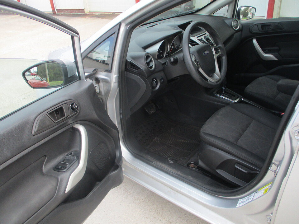 Used 2013 Ford Fiesta SE FWD image 9