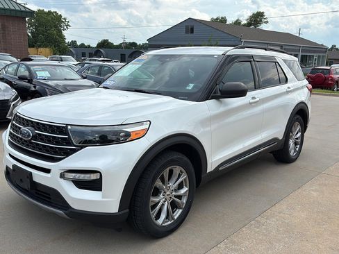 Used 2020 Ford Explorer XLT w/ Equipment Group 202A AWD/4WD image 3