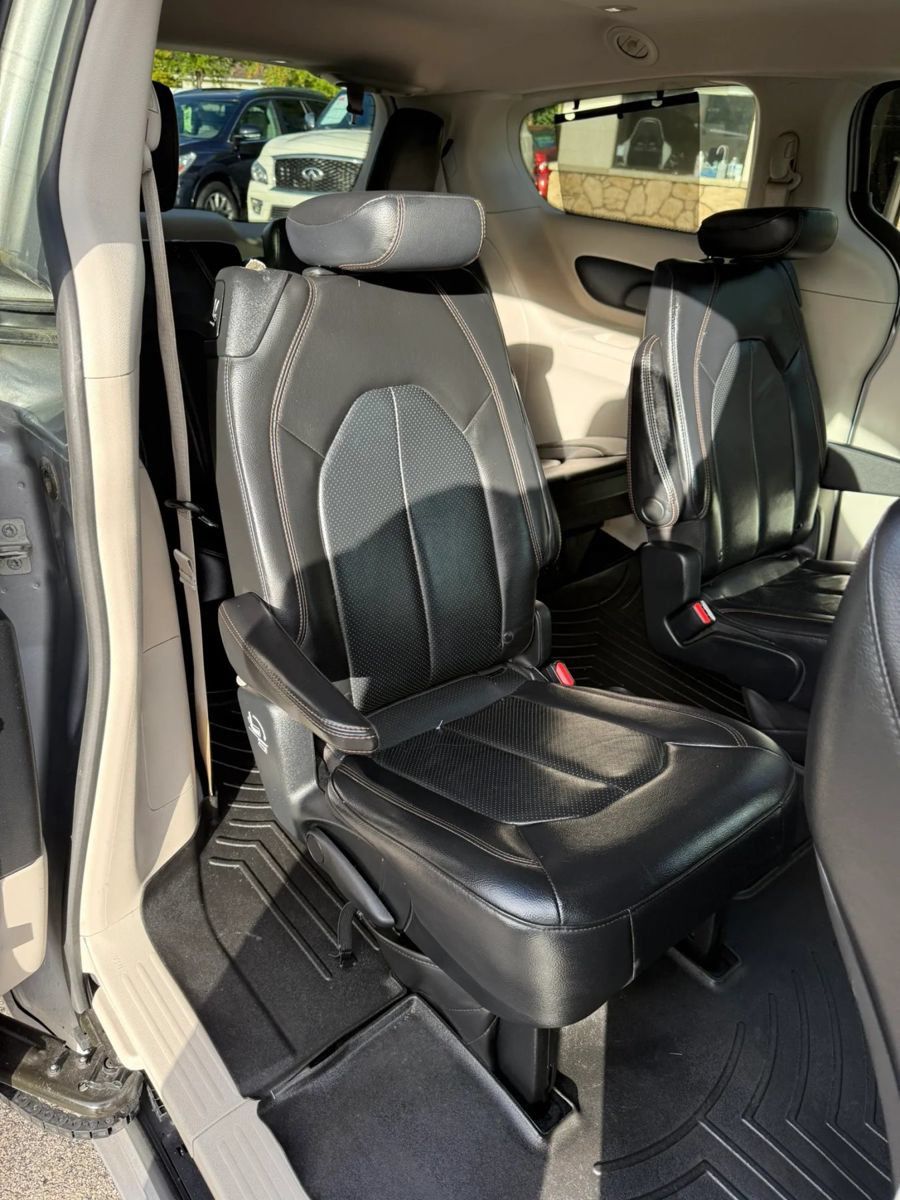 Used 2019 Chrysler Pacifica Touring-L FWD image 21