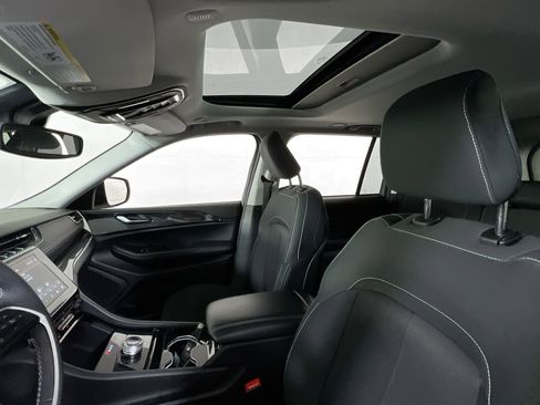 Used 2023 Jeep Grand Cherokee Laredo w/ Luxury Tech Group I AWD/4WD image 21