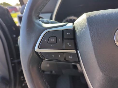 Used 2023 Toyota Highlander XLE image 14