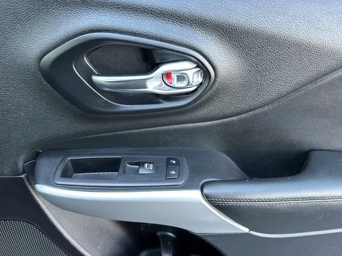 Used 2018 Jeep Cherokee Overland image 19