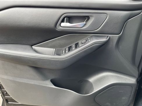 Used 2025 Nissan Rogue SV image 18