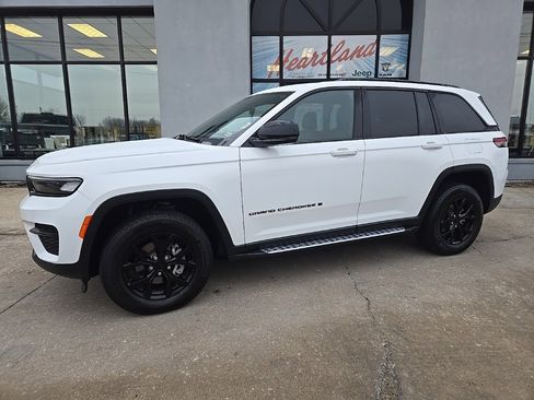 Used 2024 Jeep Grand Cherokee Altitude image 4