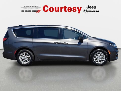 Certified 2023 Chrysler Pacifica Touring-L FWD image 3