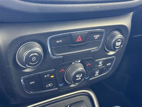 Used 2021 Jeep Compass Latitude image 18