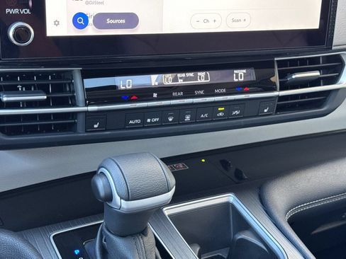 Used 2026 Toyota Sienna XLE FWD image 22