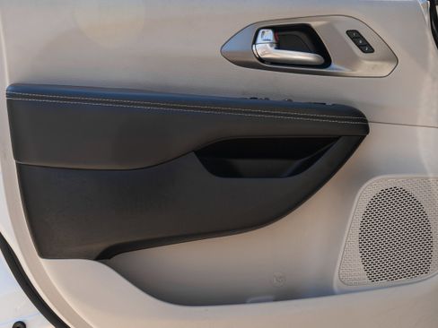 Used 2024 Chrysler Pacifica Touring-L image 20