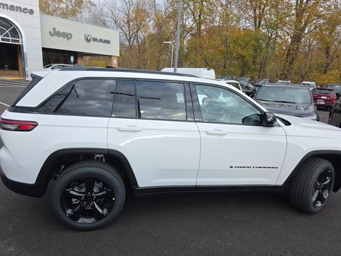 New 2025 Jeep Grand Cherokee Limited w/ Black Appearance Package image 23