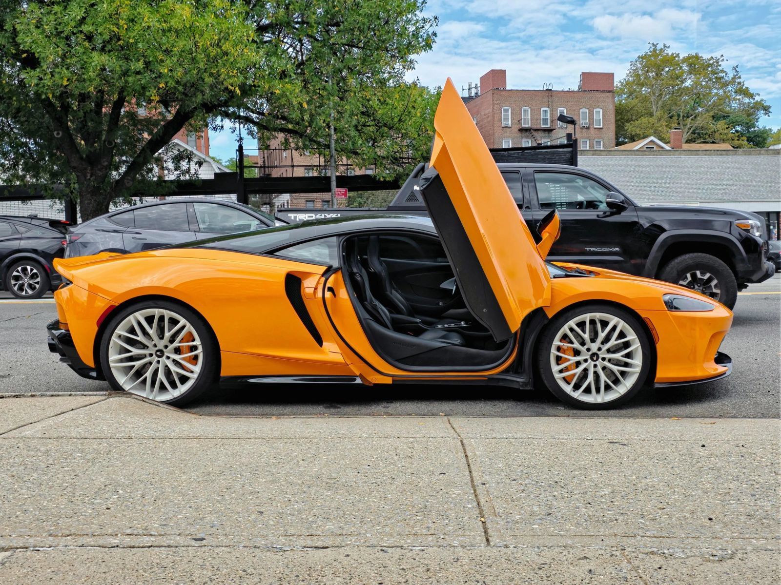 Used 2023 McLaren GT RWD image 8