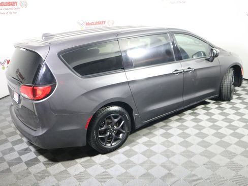 Used 2018 Chrysler Pacifica Touring Plus w/ S Appearance Package FWD image 4