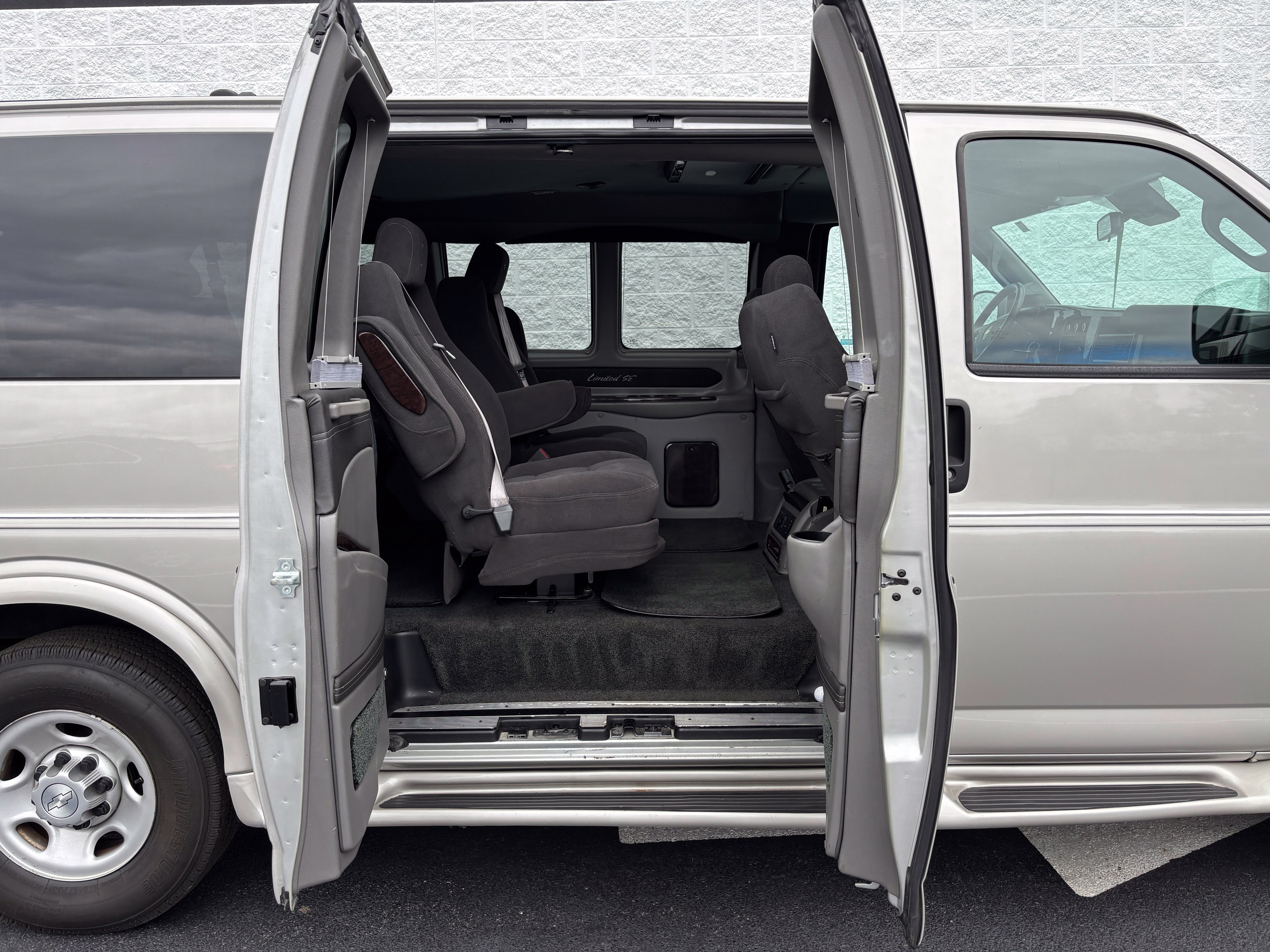 Used 2019 Chevrolet Express 2500 w/ Enhanced Convenience Package RWD image 7
