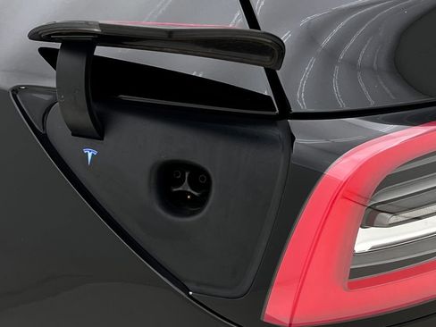 Used 2021 Tesla Model Y Long Range image 11