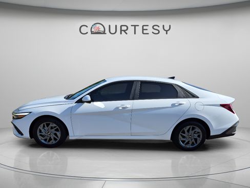 Certified 2024 Hyundai Elantra SEL FWD image 2
