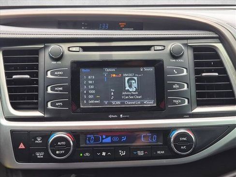 Used 2015 Toyota Highlander Plus FWD image 11