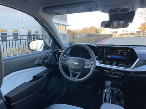 Used 2025 Chevrolet Trax LT image 37