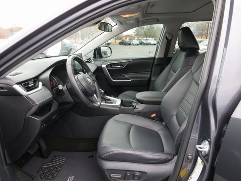 Used 2019 Toyota RAV4 XLE Premium image 17