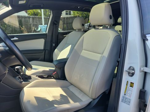 Used 2019 Volkswagen Tiguan SEL R-Line FWD image 18