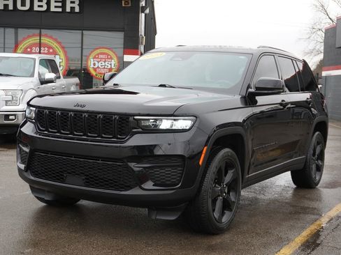 Used 2023 Jeep Grand Cherokee Altitude image 3