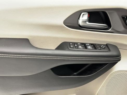 Used 2024 Chrysler Pacifica Touring-L FWD image 13