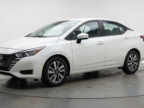 Used 2025 Nissan Versa SV image 3