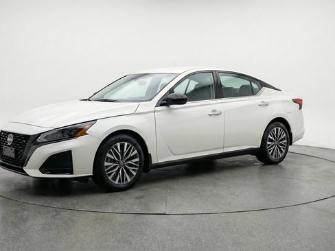 Used 2025 Nissan Altima 2.5 SV FWD image 3