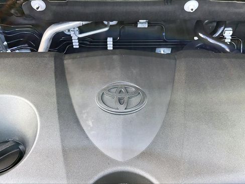 Used 2025 Toyota RAV4 XLE FWD image 33
