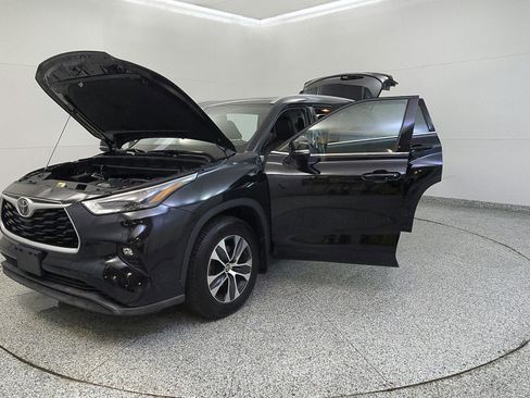 Used 2022 Toyota Highlander XLE AWD/4WD image 9