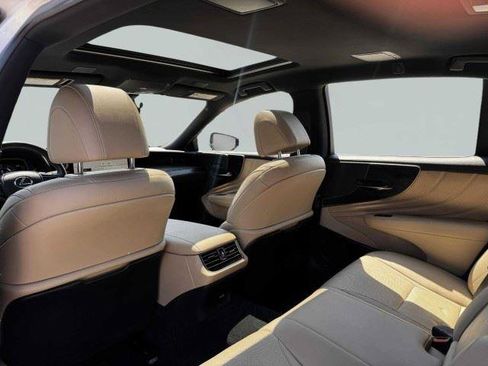 Used 2023 Lexus LS 500 w/ Accessory Package (Z2) RWD image 38