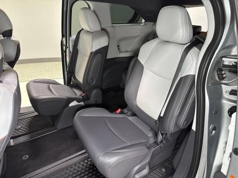 Used 2021 Toyota Sienna XSE FWD image 26
