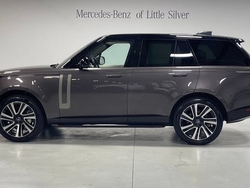 Used 2023 Land Rover Range Rover SE AWD/4WD image 2