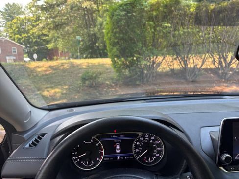 Used 2025 Nissan Sentra SV FWD image 29
