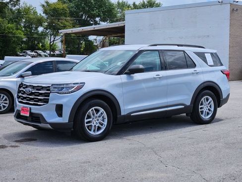 Used 2025 Ford Explorer Active RWD image 3