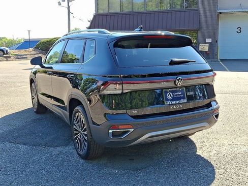 Certified 2025 Volkswagen Taos SE image 8