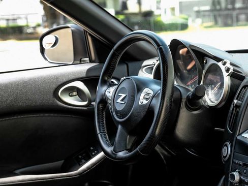 Used 2015 Nissan 370Z Touring RWD image 16
