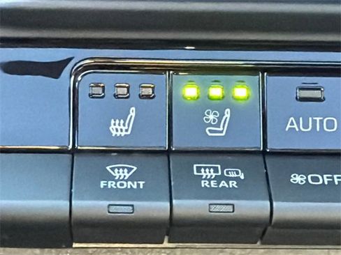 Used 2023 Toyota Crown Limited image 30