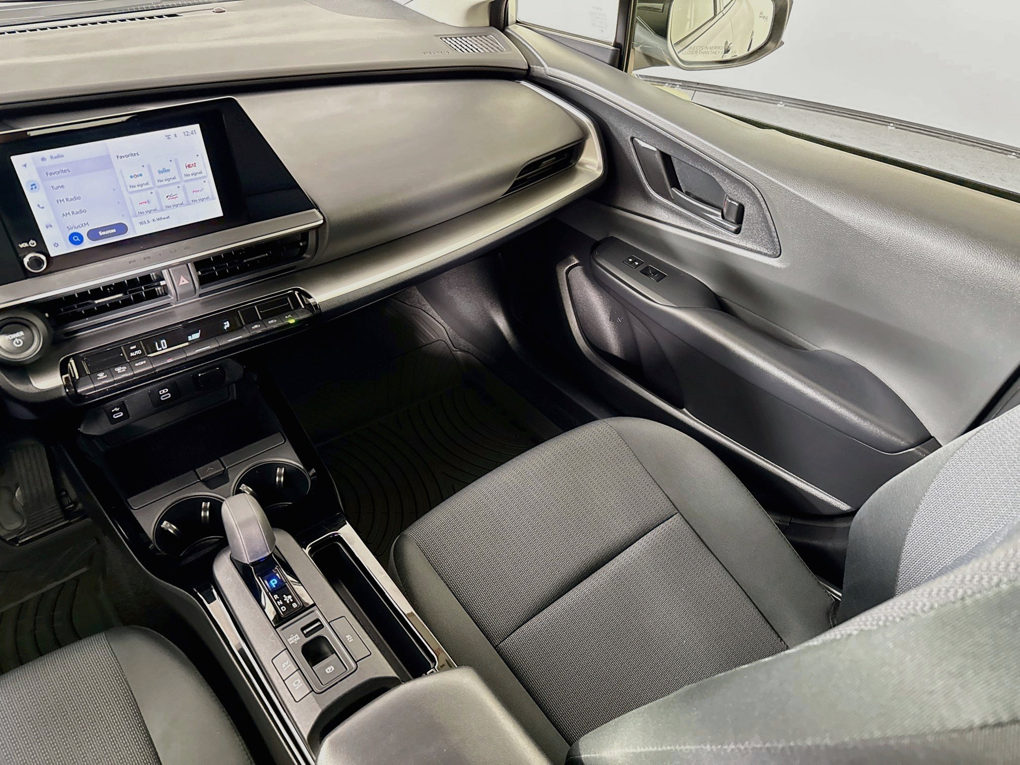 Certified 2025 Toyota Prius LE FWD image 23